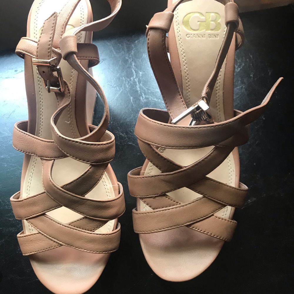 Wedge Beige beautiful Gianni Bini